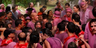 Participantes empapados de vino bailando y cantanto durante de la Batalla del Vino fiestas de San Pedro de Haro 29 de Junio
