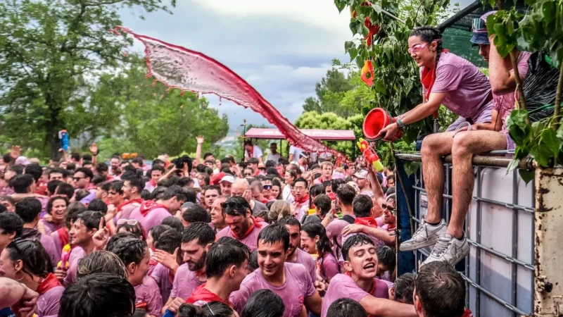 Consejos para la Batalla del Vino: gafas de bucear, funda impermeable para el móvil y calzado viejo, el kit de supervivencia del jarrero.