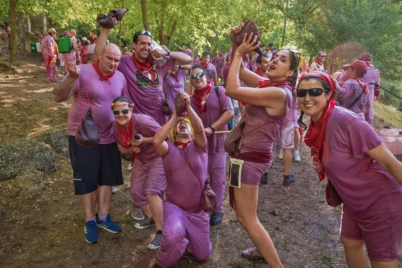 Un grupo de amigas empapada de vino celebrando la Batalla del Vino de Haro el 29 de junio.