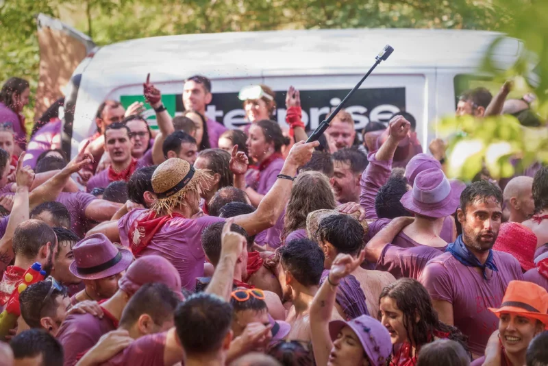 Grupo de jarreros y visitantes en los Riscos de Bilibio durante la mañana de la Batalla del Vino.