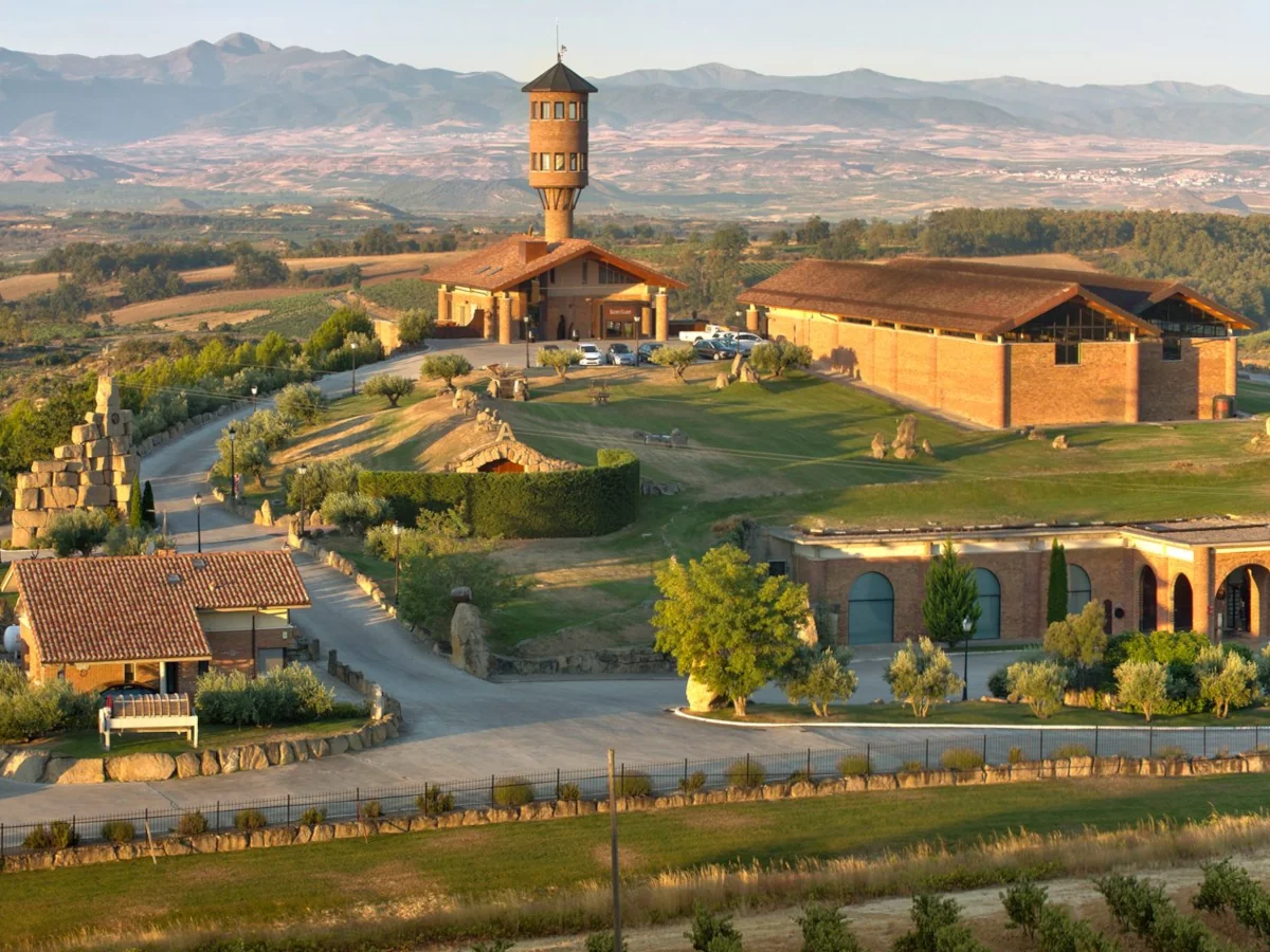 Bodegas Eguren Ugarte en Laguardia, bodega familiar con hotel y galerías subterráneas en Rioja Alavesa