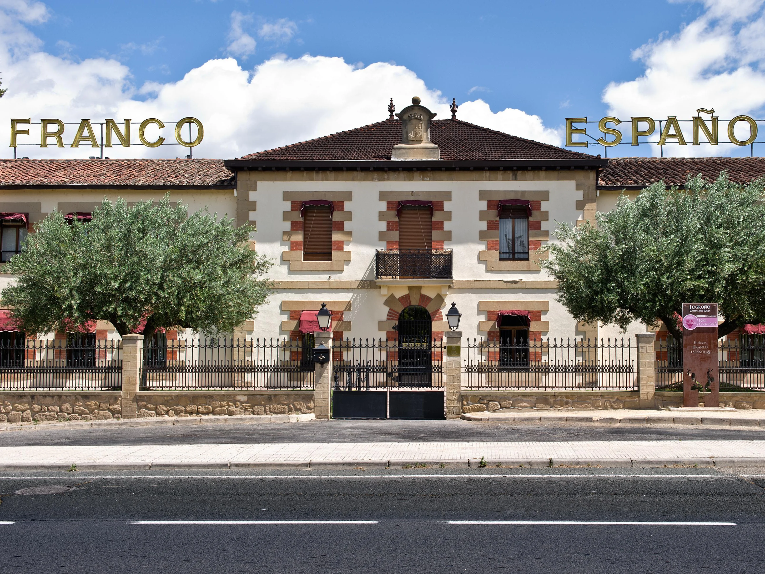 Bodegas Franco Españolas en Logroño, historia viva del vino junto al río Ebro