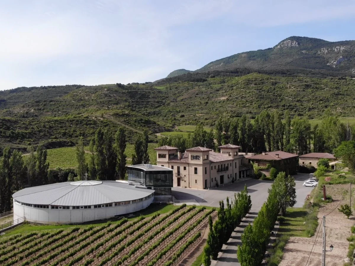 Bodegas Puelles en Ábalos, bodega familiar con molino del siglo XVII y vistas a los viñedos