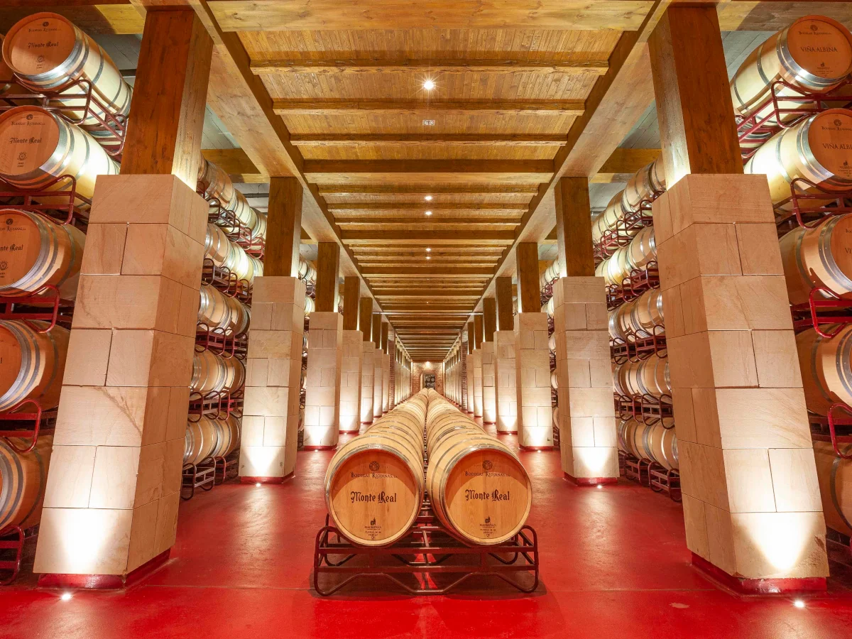 Bodegas Riojanas en Cenicero, bodega centenaria fundada en 1890, cuna del mítico Monte Real