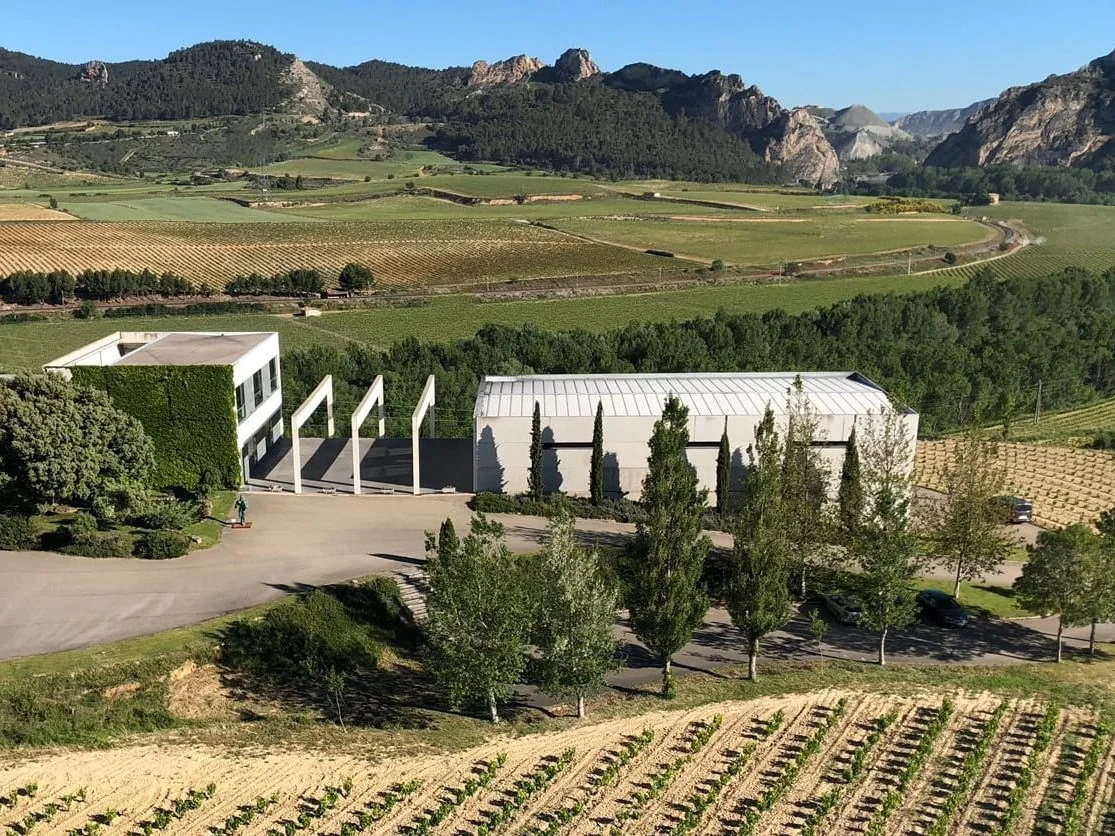 Bodegas Tobelos en Briñas con vistas al río Ebro y las Conchas de Haro