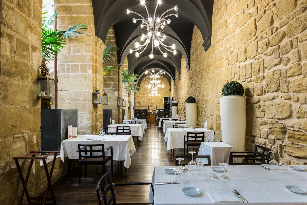 Mejores restaurantes de Haro - El Claustro de los Agustinos, comida riojana servida en el espectacular claustro histórico del Hotel Los Agustinos